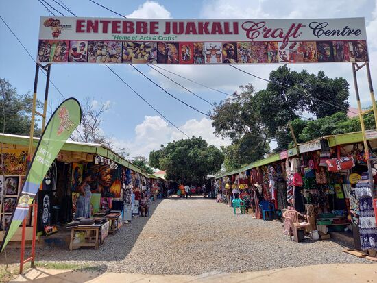 Gegenüber ist ein Kunstmarkt. Aber auch der überzeugt uns nicht wirklich. Wir haben den Eindruck,  daß es sich bei vielen Dingen um Importware aus China handelt. An jedem Stand gibt es fast die gleiche Ware.