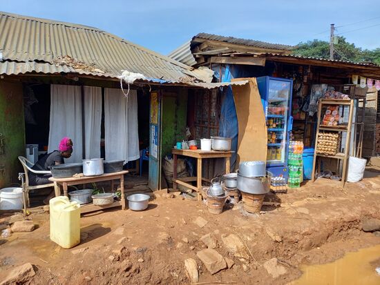 Nach dem Essen wollen wir uns am Fährhafen das Treiben genauer anschauen. Auf dem Weg dahin fangen wir noch ein wenig das Geschehen am Wegesrand ein.