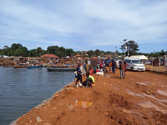 Alle warten auf die Fähre