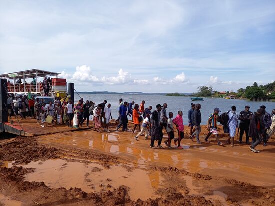 Kurz nach dem Anlegen verlassen alle die Fähre.