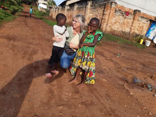 Dann kommen die zwei Kinder auf uns zugelaufen und umarmen uns als wären wir langersehnte Besucher,  die endlich angekommen sind.