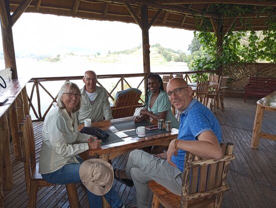 Mit Hans und Sahel hatten wir am Bunyonyi Lake ein interessantes Gespräch. Die Beiden suchen in Afrika Fachkräfte für Deutschland. Da ergaben sich reichlich Diskussionen  