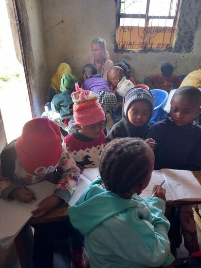 Der Raum indem die Kinder unterrichtet werden ist sehr, sehr spartanisch eingerichtet und in einem schlechten Zustand.