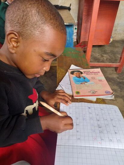 Die Kinder sind fleißig und freuen sich über einen smiley den ich ihnen unter ihre Arbeit zeichne.