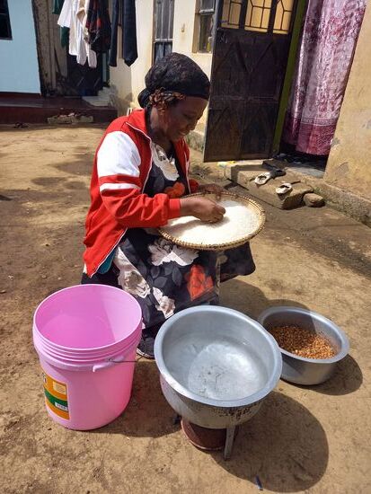 Zwischendurch kocht die Lehrerin das Essen für die Kinder - Reis und Bohnen.