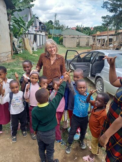 Nachmittags holen wir Kerstin vom Tuleane ab. Ich werde sofort von den Kindern umzingelt.