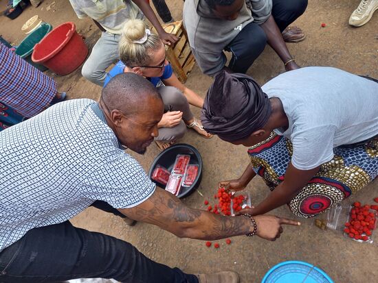 Oh weh, hat nicht ganz geklappt    Sofort helfen einige beim aufsammeln. 
Natürlich bezahlen wir den Schaden.