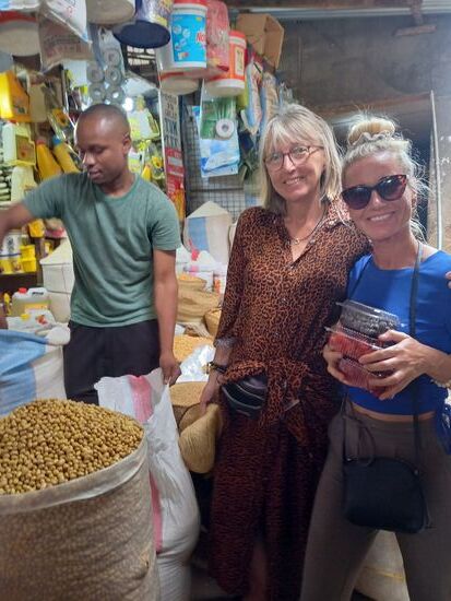 An diesem Stand kaufen wir Reis, Bohnen und Öl.