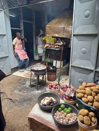 Am Stand nebenan wird gebruzzelt.