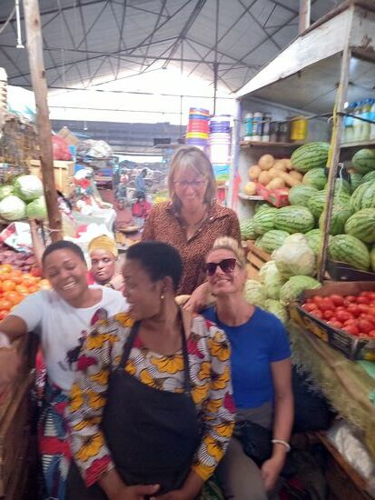 Die Frauen laden uns auf ein Foto ein. 
Weil wir den Spaß hatten,  kaufen wir ihnen nun zwei Melonen ab.