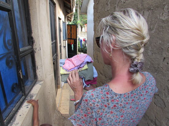 Hier in der engen Gasse leben mehrere Familien auf engstem Raum zusammen.