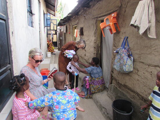 Jedes der Kinder bekommt etwas ab.