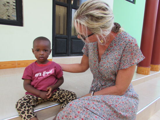 Der Kleine versteht gar nicht so recht was ihm geschieht.