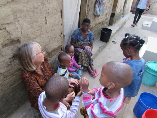 Diese Frau lebt mit ihrer Tochter, Enkeltochter und drei Großenkelkinder in einem Raum von ca. 20 Qadratmeter. Auf dem Boden liegt eine große Matratze. Rechts und links davon ist ihr weniges Hab und Gut aufgestapelt. Wir durften ein Blick in diesen Raum werfen und es hat uns wieder einmal betroffen gemacht unter welchen Umständen die Menschen hier leben..