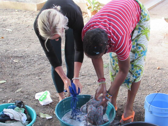 Das ist ganz schön anstrengend, da sind wir einmal mehr dankbar, das wir Zuhause eine Waschmaschine haben.
