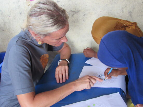 Wir gehen rum und unterstützen die Kinder.