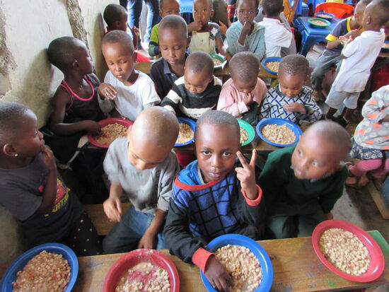 Es gibt Bohnen - sehr lecker! Die Kinder essen mit der Hand. Wir bekommen einen Löffel  