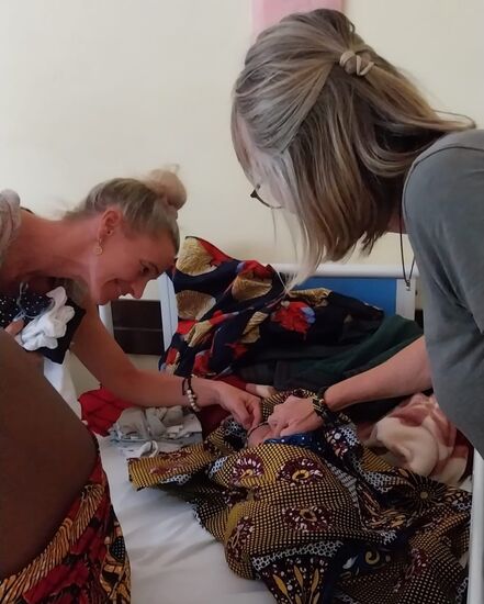 Wir übergeben unsere Geschenke und betrachten die Babys.