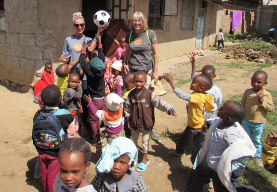 Die Kinder freuen sich riesig über den Ball  