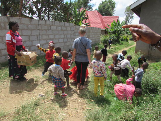 Wir sammeln in der direkten Umgebung der Kindertagesstätte und die Kinder sind eifrig bei der Sache.