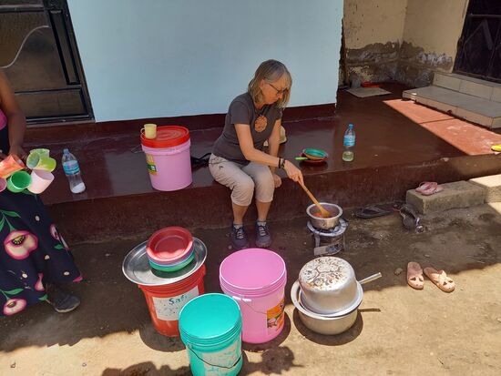 Gekocht wird draußen über dem Feuer. Aus Zwiebeln,  Tomaten und Paprika bereite ich zunächst eine Soße zu.