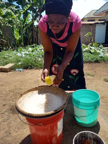 Tina bereitet den Reis vor - 10 Tassen für 35 Jungen und Mädchen. Zwischendurch schaut sie immer wieder zu den Kindern. Ich frage mich, wie die viele Arbeit täglich schafft!?