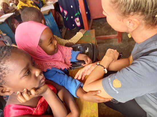 Kerstin ist derweil bei den Kindern und versucht für Ruhe zu sorgen.