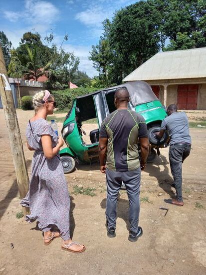 Wir wollen mit dem Tuc Tuc fahren, das aber gerade repariert werden muss    Hakuna matata  