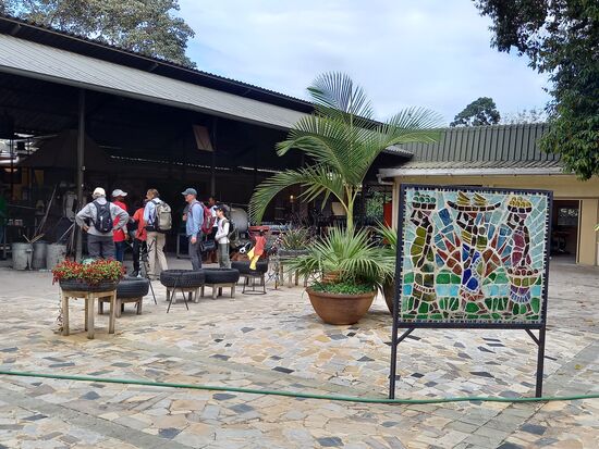 Diese Kunst und Geschenke Galerie ist etwas  ganz besonderes.  Hier arbeiten ausschließlich Menschen mit einer Behinderung.  Sie stellen wunderschöne Gegenstände her. Es ist ein Vergnügen ihnen über die Schulter zu schauen und sich anschließend die hochwertigen Kunstwerke anzusehen.