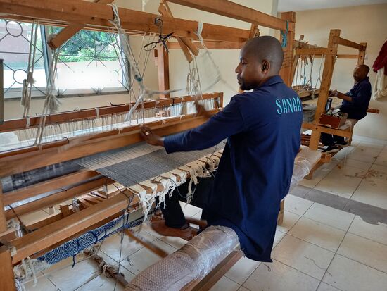 Sie weben wunderschöne Decken und kleine Teppiche und Tücher.