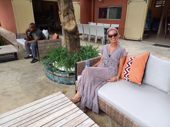 Ein schönes Restaurant gehört ebenfalls zum Sanaa. Wir genießen einen Cappuccino.