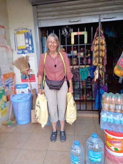 Als erstes gehe ich einkaufen.  Für jede Familie 3kg Reis, 2kg Zucker, Öl und Seife.