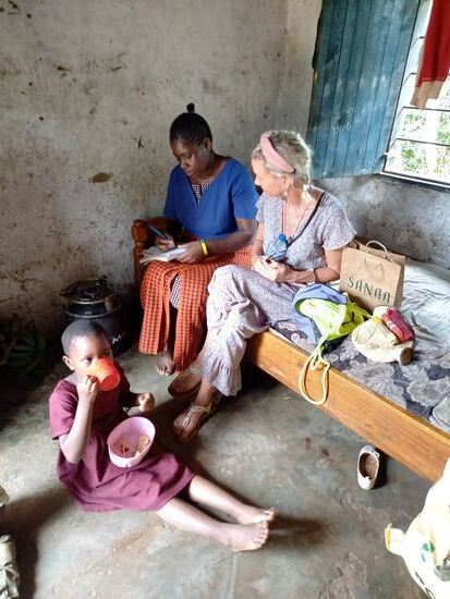 Die Familie lebt in diesem Raum. Ein Bett, ein paar Utensilien zum Kochen - das ist das gesamte Hab und Gut.