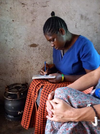 Die Mutter kann ihr Glück kaum fassen und will ein paar Worte des Dankes an die Paten schreiben. Auch über die Lebensmittel hat sie sich riesig gefreut!