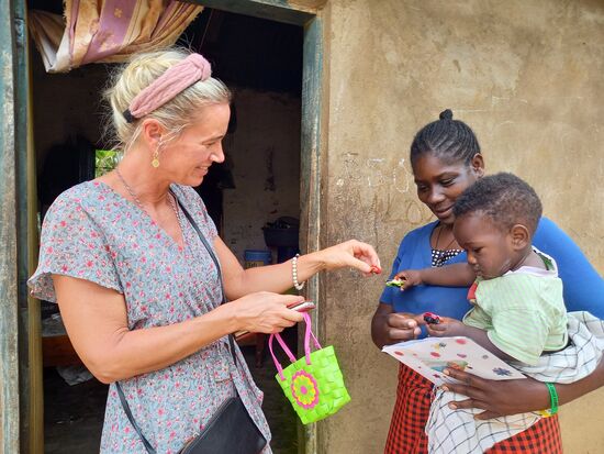 Kerstin übergibt ebenfalls ein paar kleine Geschenke, die den Kindern ein Lächeln ins Gesicht zaubern.