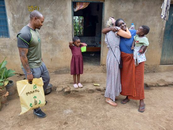 Noch ein paar Umarmungen zum Abschied und dann ziehen wir weiter.