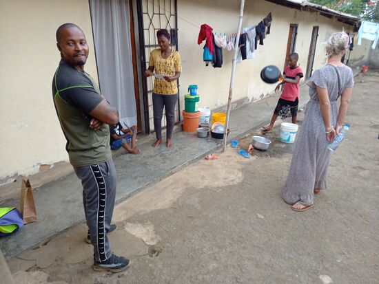 Hier ist Eamonn Zuhause. Die Mutter bewohnt mit ihren zwei Kindern immerhin zwei kleine Zimmer. Die vorhandenen Toiletten und Duschen werden aber auch hier von mehreren Familien gemeinsam genutzt.