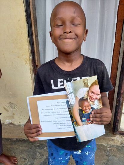 So sehen glückliche Kinder aus, die Post vom Paten erhalten.