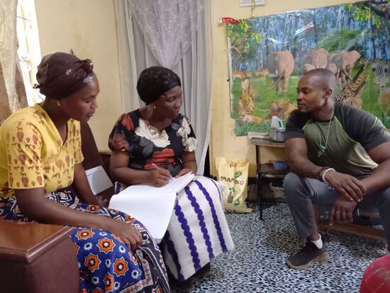 Die Mutter möchte auch ein paar Zeilen an den Paten schreiben,  doch sie benötigt dafür Unterstützung.