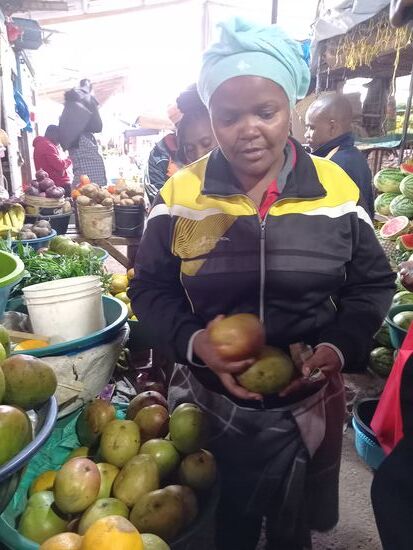 Ich kaufe Mango und Papaya. Daraus werden wir lecker Saft bereiten  