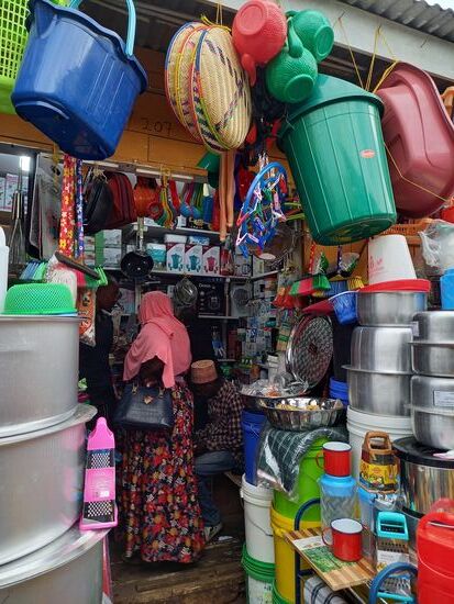 Hier kaufe ich Löffel für die Kinder vom Tuleane Day Care Center.  Manche Lebensmittel lassen sich eben doch nicht so gut von Hand essen.
