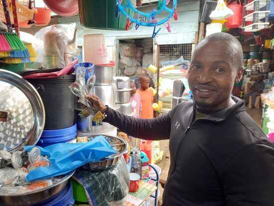 Wir kaufen 36 Löffel. Das kostet 18000TZS, das sind ca. 7,20€.