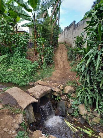 Wir gehen zu Fuß - so sieht es direkt hinter dem Hostel aus.