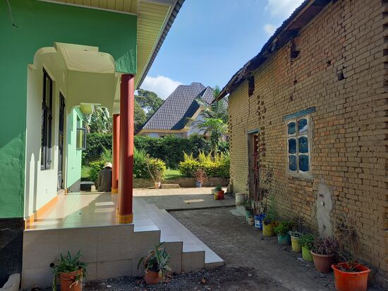 Gegenüber steht ein Haus aus der Kolonialzeit. Peters Großvater hat es einst erworben und heute wohnt Peters Vater darin.