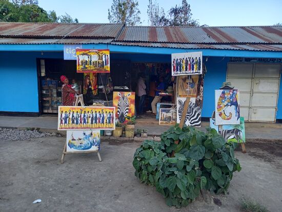 Am Wegesrand liegen gleich zwei Geschäfte die Kunsthandwerk anbieten.