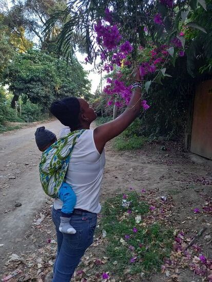 Happy pflückt ein paar Bougainville, die gerade üppig blühen.
