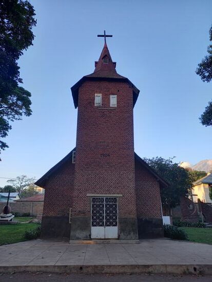 Wir kommen an einer Kirche vorbei,  die ebenfalls aus der Kolonialzeit stammt.