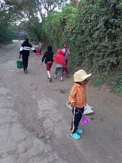 Kinder die Wasser nach Hause tragen. Wir gehen stetig bergan und überall ist es staubig.