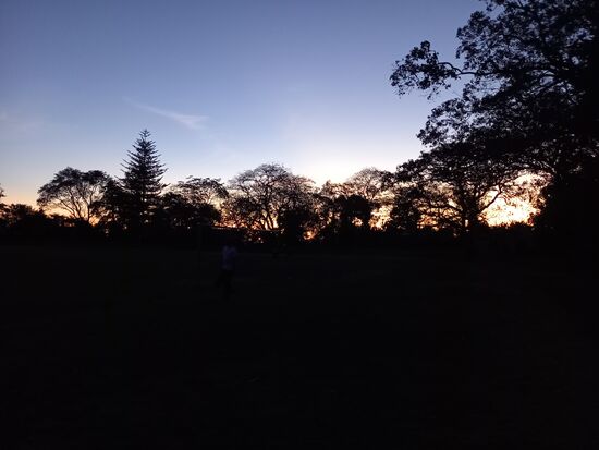 Gegen 19Uhr wird es dunkel. Im Dunkeln unterwegs zu  sein, ist allein wegen der schlechten Wege nicht ganz ungefährlich.