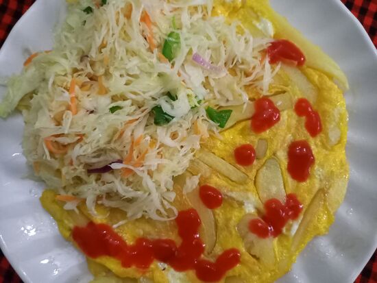 Mein Abendessen  - Chips mayai mit Kraut - sehr lecker.